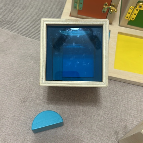 Guidecraft peekaboo lock boxes with storage tray - Picture 10 of 10